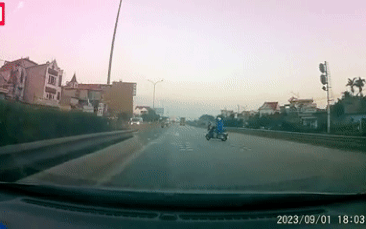 Gặp xe máy qua đường ẩu, tài xế ô tô vội phanh gấp ngăn tai nạn Ảnh 2