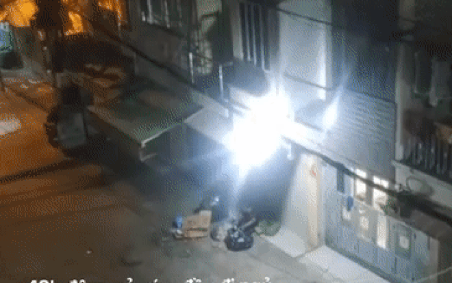 Đêm tối, nghẹn lòng cảnh người đàn ông vừa lọc ve chai vừa lặng lẽ rơi nước mắt Ảnh 2