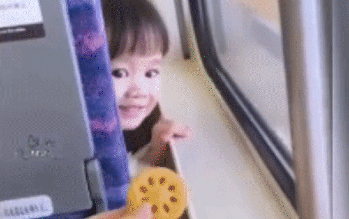 Được chị gái ngồi ghế sau tặng chiếc bánh, bé gái tặng lại món quà gây bất ngờ Ảnh 2