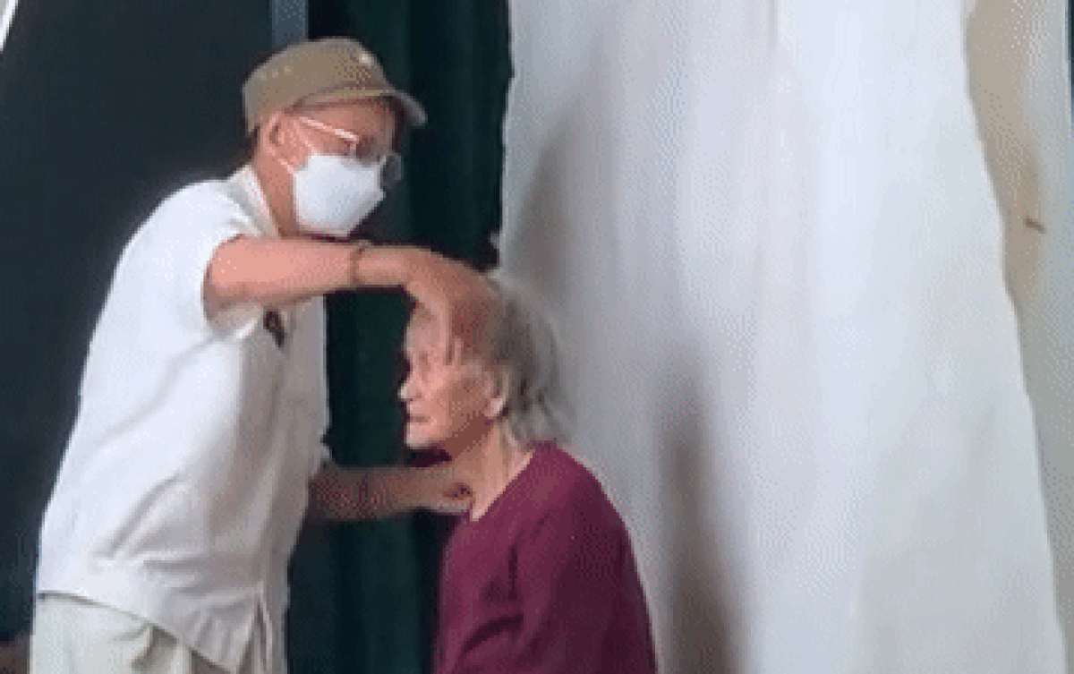 Đưa cụ bà đi chụp ảnh thẻ, cụ ông tự tay chỉnh lại mái tóc cho vợ gây xúc động Ảnh 2