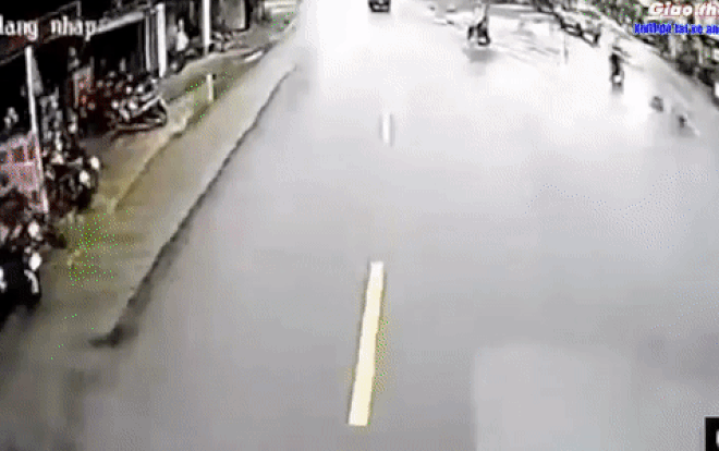 2 nữ sinh sang đường ẩu khiến xe tải suýt phải vạ, diễn biến sau đó đầy bất ngờ Ảnh 2