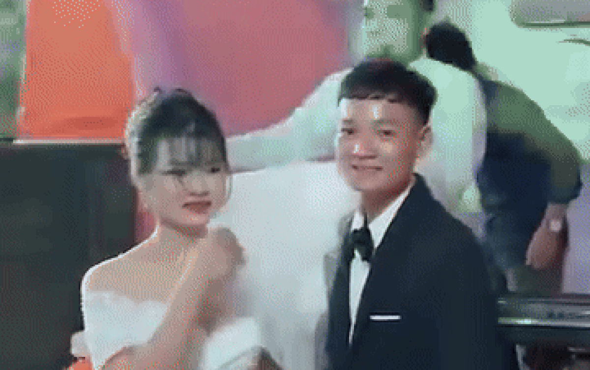 Cô dâu - chú rể và nụ hôn đầy 'giông bão' khiến dân tình đồng cảm Ảnh 2