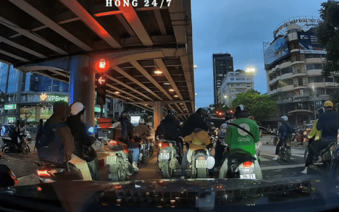 Dừng đèn đỏ giữa trời đông giá rét, người phụ nữ có hành động khiến tất cả ấm lòng Ảnh 2