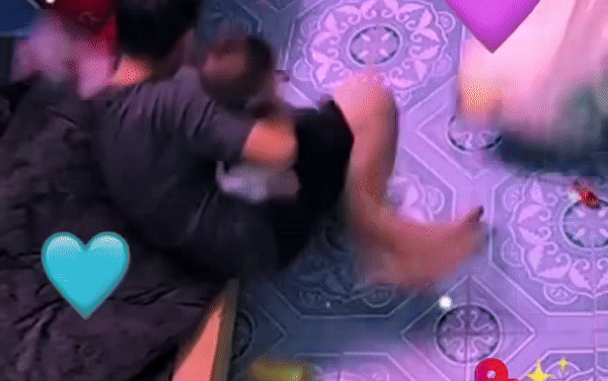 Để 3 anh em ở nhà tự trông nhau, bố mẹ được phen thót tim khi thấy cảnh này qua camera Ảnh 2