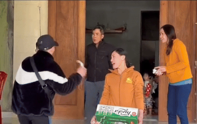 Giả vờ vào tặng bia, chàng trai xuất ngoại 8 năm khiến cả nhà vỡ òa hạnh phúc Ảnh 2