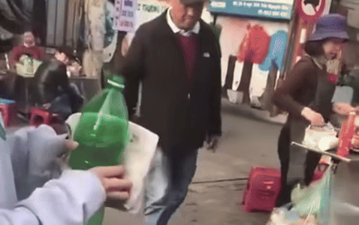 Cô gái loay hoay không đổ được xăng từ chai vào bình và màn giúp đỡ ấn tượng của bác trai Ảnh 2