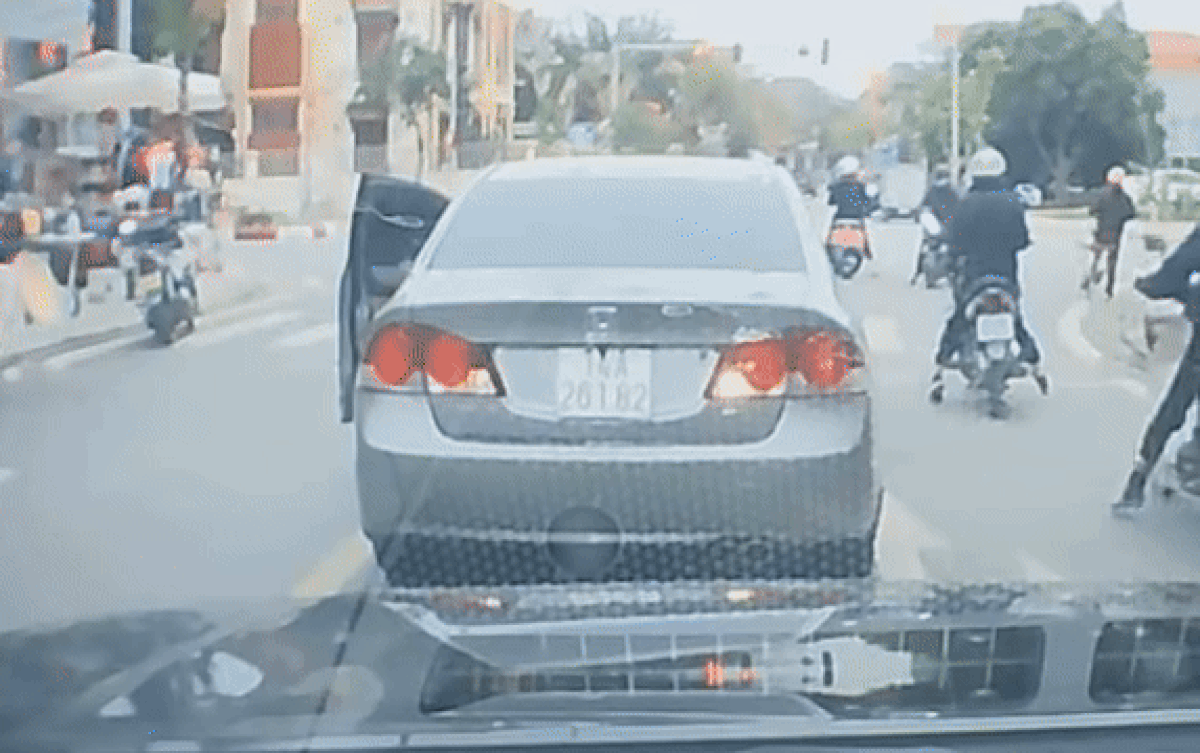 Ô tô dừng đèn đỏ thì thấy cửa hàng bán đồ đẹp mắt, chị gái bỏ luôn vị trí ghế lái xuống... sắm Tết Ảnh 2