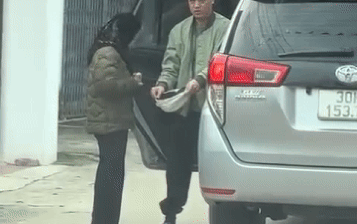 Clip cháu trai lớn tướng vẫn được bà cho tiền hút 2.4 triệu lượt xem Ảnh 2