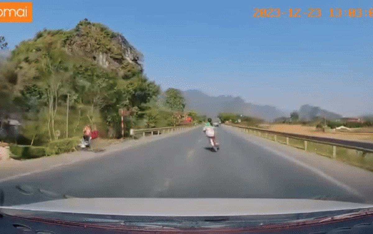 Phóng xe từ trong hẻm ra giữa đường rồi bất ngờ quay xe, bé gái khiến tài xế 'xanh mặt' Ảnh 2