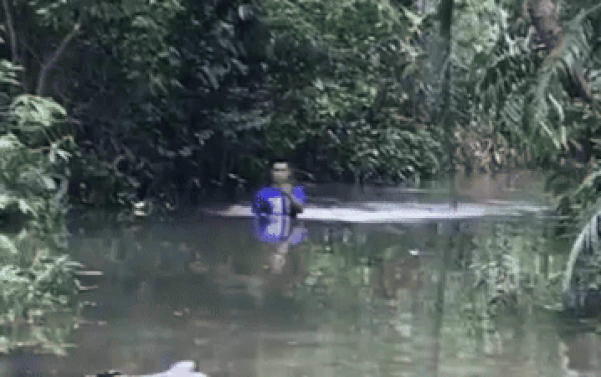 Thanh niên đi như lướt trên mặt nước, lại gần dân tình mới té ngửa khi biết phương tiện bên dưới Ảnh 2