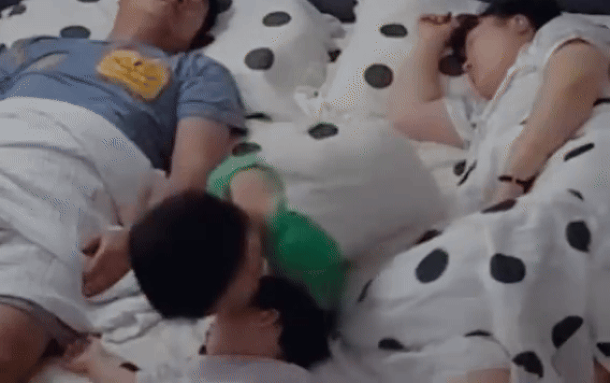 Thức dậy thấy con trai lớn nằm cạnh, mẹ xem lại camera mà rưng rưng Ảnh 2