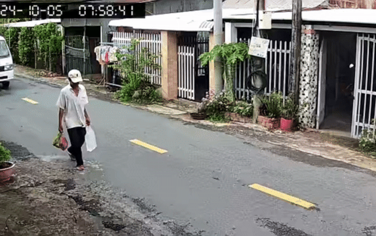 Người đàn ông gặp may khi xe tải xoẹt qua người, diễn biến tiếp theo càng đáng chú ý hơn Ảnh 2