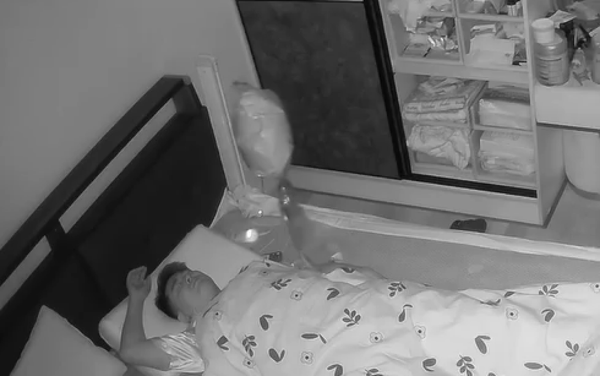 Người đàn ông đang ngủ thì la hét hoảng loạn, xem clip ai cũng đồng cảm Ảnh 2