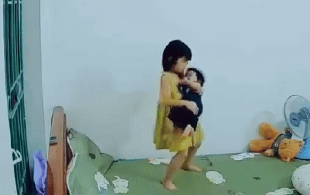 Mẹ bận làm việc, check camera liền xúc động vì hành động của cô con gái lớn Ảnh 2