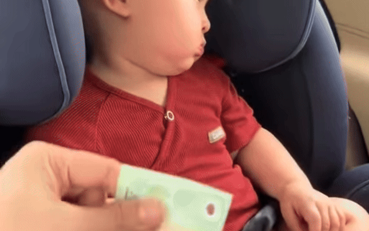 Đang ngủ bị mẹ lấy tờ tiền trên tay, bé trai có phản ứng khiến dân mạng cười ngất Ảnh 2