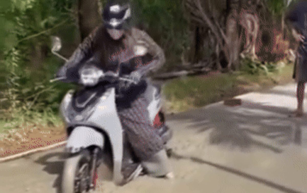 Người phụ nữ gặp sự cố, người đàn ông trơ mắt nhìn: Tình huống gây tranh cãi nhất lúc này Ảnh 2