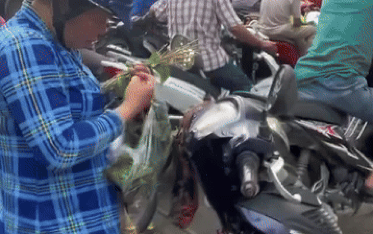 Người phụ nữ khiến cả cổng trường phải ngước nhìn, xem clip ai nấy đều hiểu lý do Ảnh 2