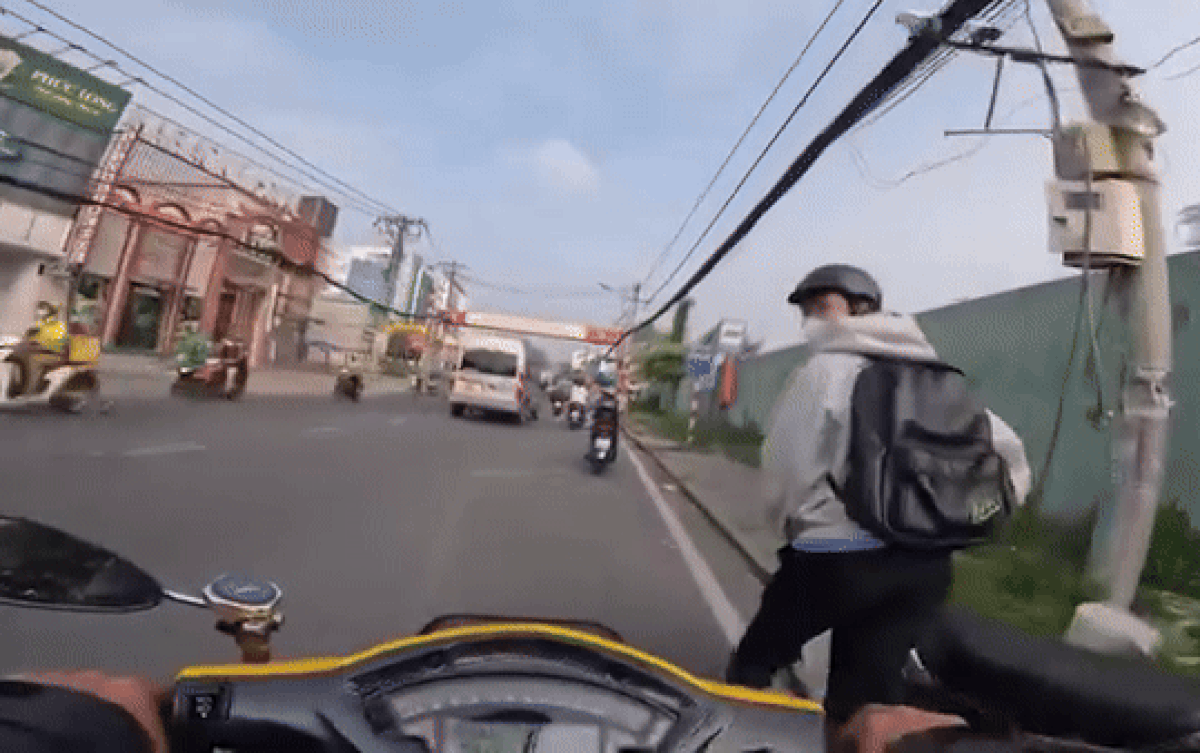 Đang dắt xe máy thì người đàn ông đi kè kè phía sau, nam sinh bất ngờ với diễn biến tiếp đó Ảnh 2