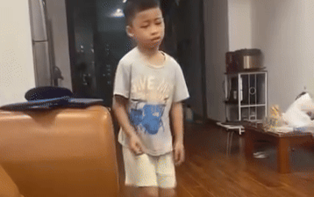 Lười học bài buổi tối, bé trai 'diễn sâu' khiến mẹ được phen cười ngất Ảnh 2