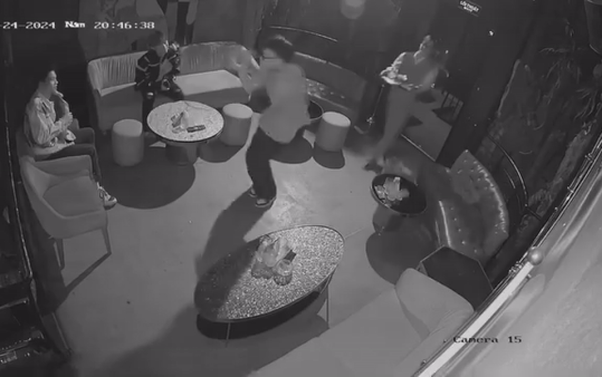 Nam nhân viên vừa mang nước vào cho khách, diễn biến tiếp đó chán không buồn nói Ảnh 2