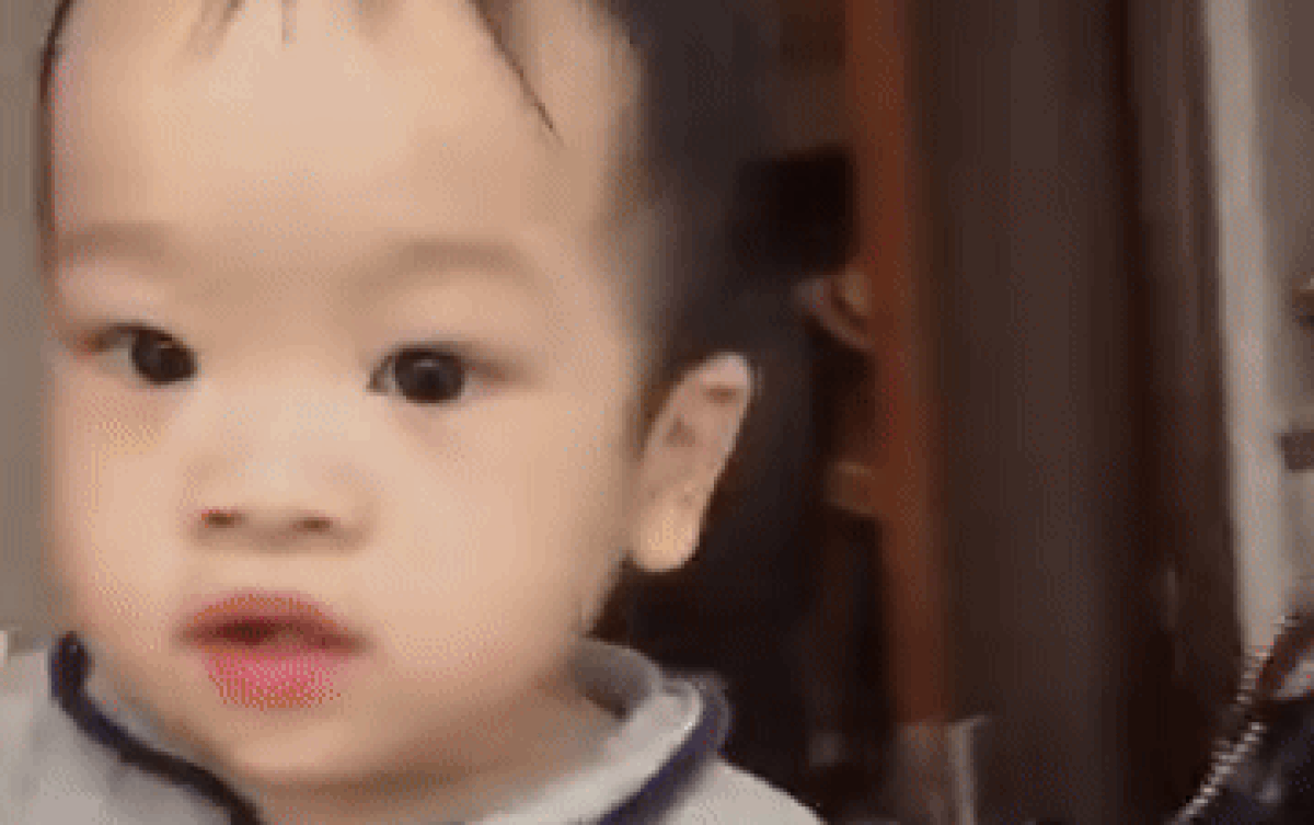 Bé trai mầm non bất ngờ hot trên mạng xã hội vì biểu cảm cực hài hước Ảnh 2