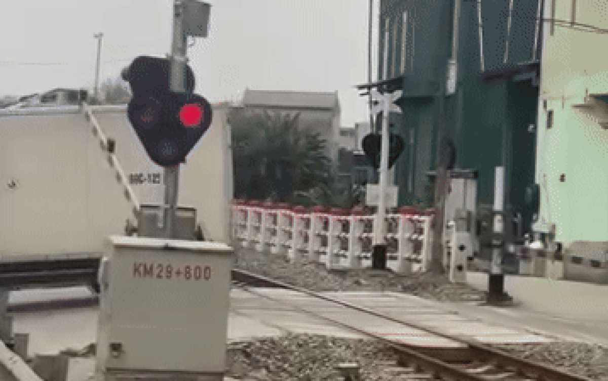 Đánh liều băng qua đường ray khi tàu hoả đang đến, tài xế suýt nhận cái kết 'đắng' Ảnh 2