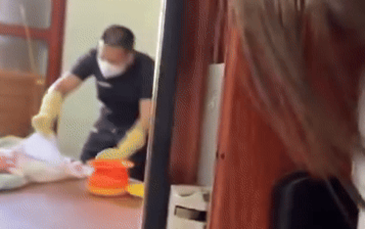 Thấy chồng lén lút trong phòng ngủ, vợ hé cửa kiểm tra và cái kết Ảnh 2