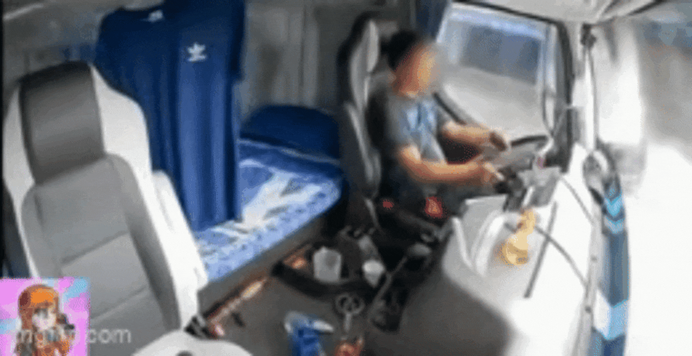 Tài xế container tử vong sau khi tông sập nhà dân do vừa lái xe vừa xem iPad Ảnh 2