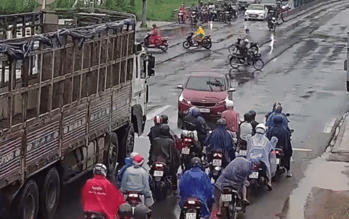 Ô tô trôi tự do trên đường, phản ứng của nhóm người đi xe máy gây chú ý Ảnh 2