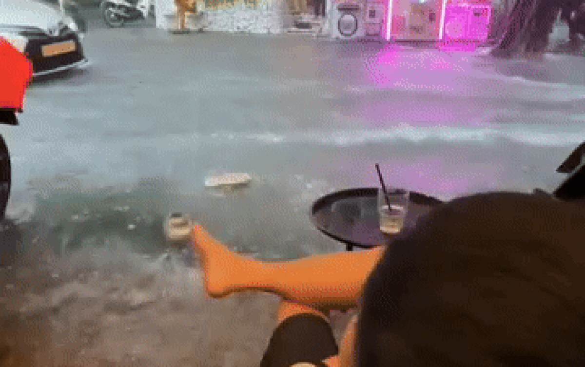 Thanh niên cố tình thả đôi dép trôi theo dòng nước, cái kết khiến dân tình cười ngất Ảnh 2