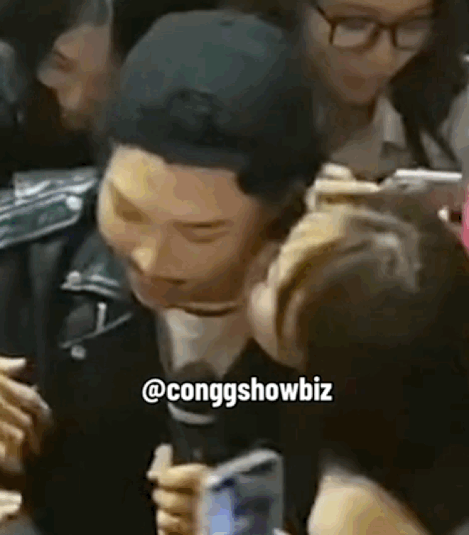 Xôn xao đoạn clip 21 giây nam ca sĩ đình đám bị cưỡng hôn giữa chốn đông người Ảnh 2