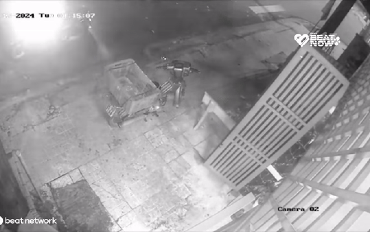 Dừng xe trước cổng quên tắt xe máy, người đàn ông 'chết trân' lúc trở ra Ảnh 2