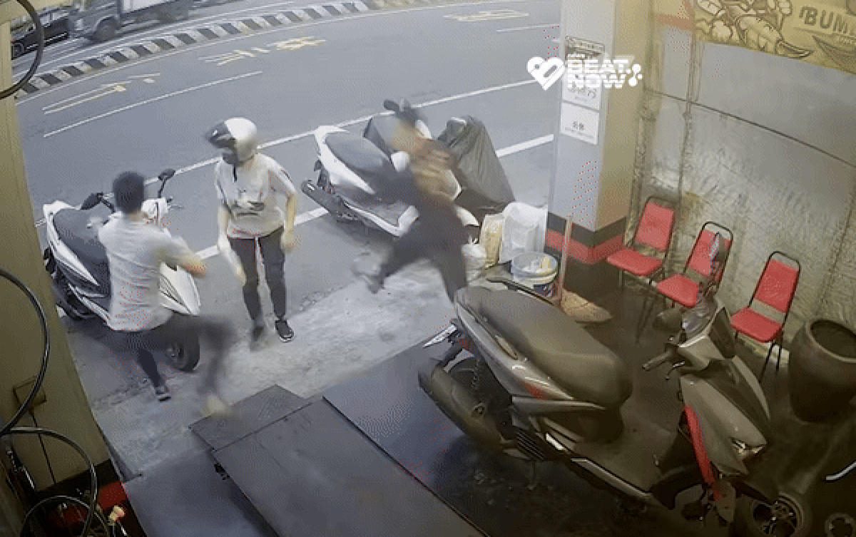 Người phụ nữ xuống xe nhưng không gạt chân chống và cái kết đầy bất ngờ Ảnh 2