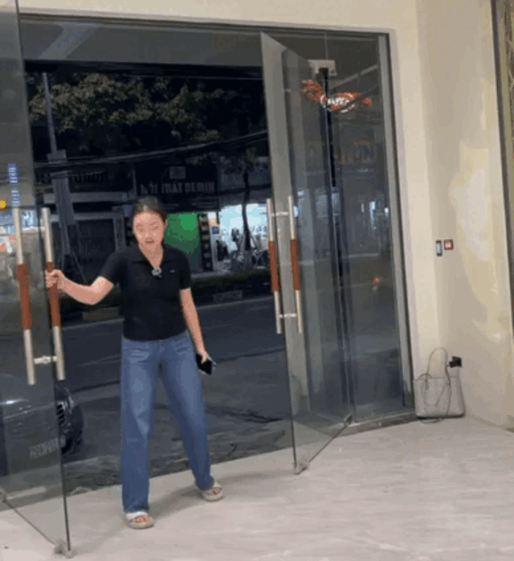 Cả cõi mạng phát hoảng với khoảnh khắc cửa kính tự dưng vỡ tan tành trước mặt cô gái Ảnh 2