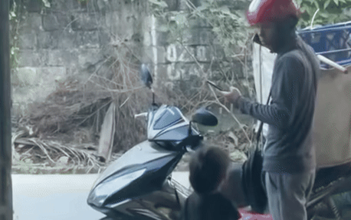 Mẹ bận việc nhờ con gái đem hàng ra cho shipper và cái kết cực hài hước Ảnh 2