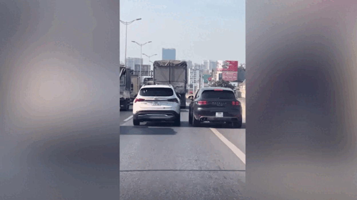 Hai ô tô chèn ép trên cao tốc, thò tay qua kính đập gương chiếu hậu của nhau Ảnh 2