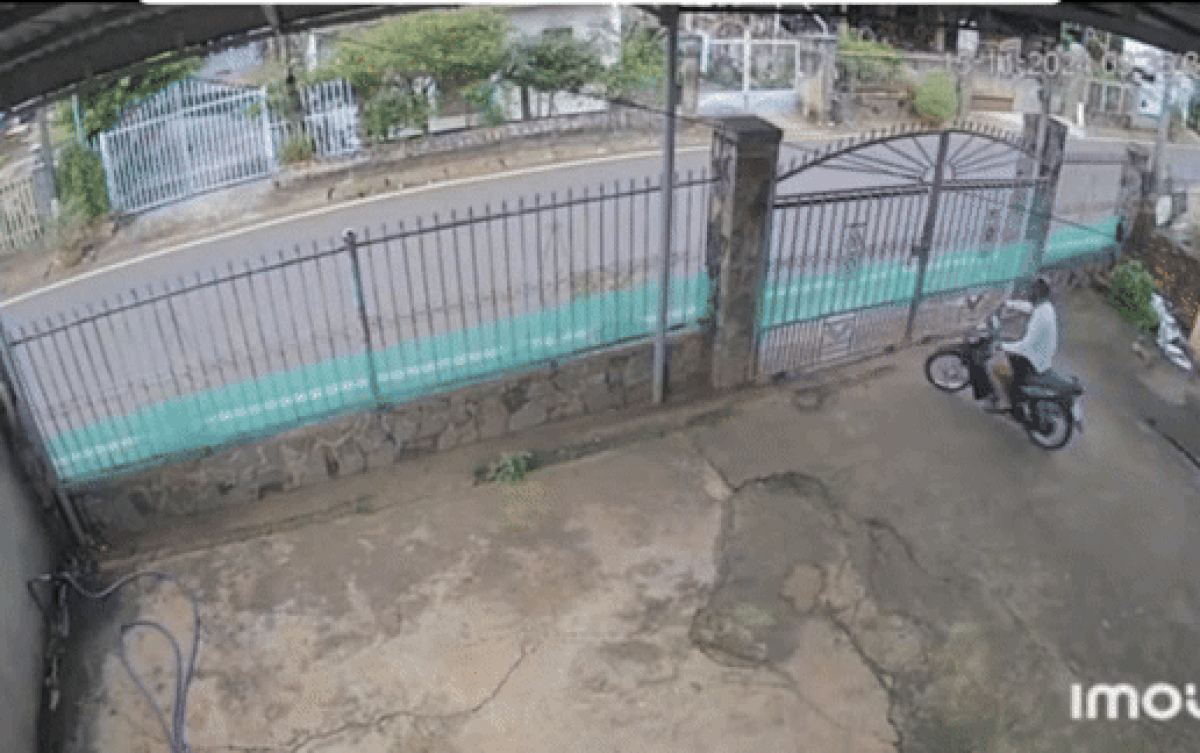 Điều khiển xe máy ra cổng định đi chơi, thanh niên gặp sự cố 'dở khóc dở cười' Ảnh 2