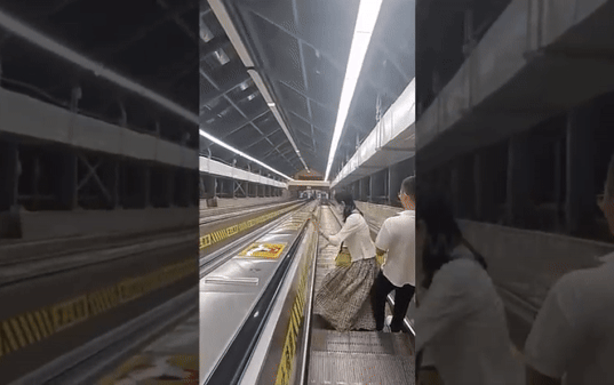 Chụp ảnh cùng bạn trai khi đang đi thang cuốn, cô gái gặp cái kết nhớ đời Ảnh 2