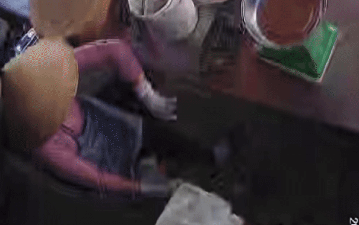 Người phụ nữ hoảng loạn khi đang ngồi bán thịt lợn, camera ghi lại lý do Ảnh 2