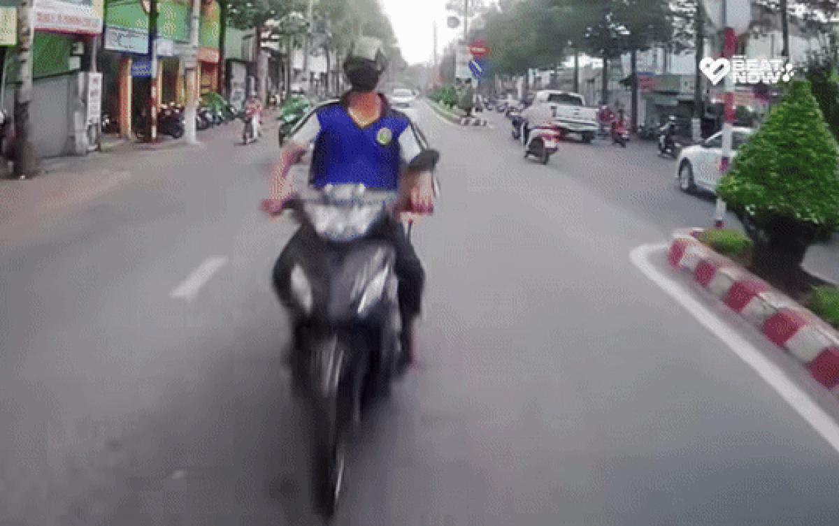 Thanh niên mải nhìn đường phố tông vào đuôi ô tô, diễn biến tiếp theo càng bất ngờ hơn Ảnh 2