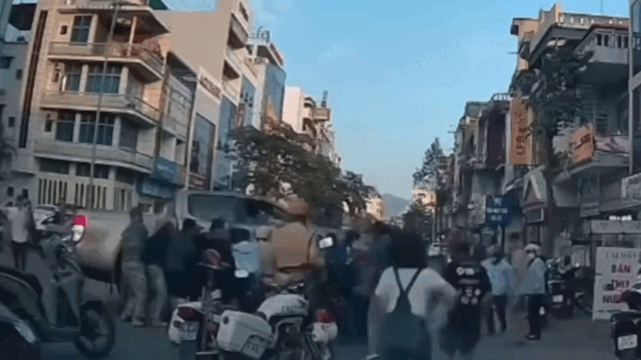 Hàng chục người nhấc bổng xe bán tải gây tò mò, sự thật phía sau khiến ai cũng xúc động Ảnh 2