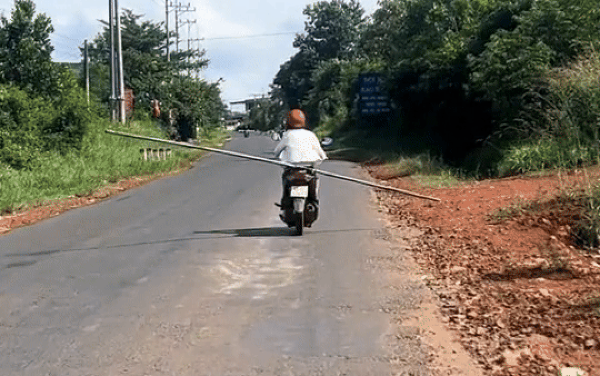 Người phụ nữ khiến cả con phố lo sợ và hành động đẹp của 2 chàng thanh niên Ảnh 2