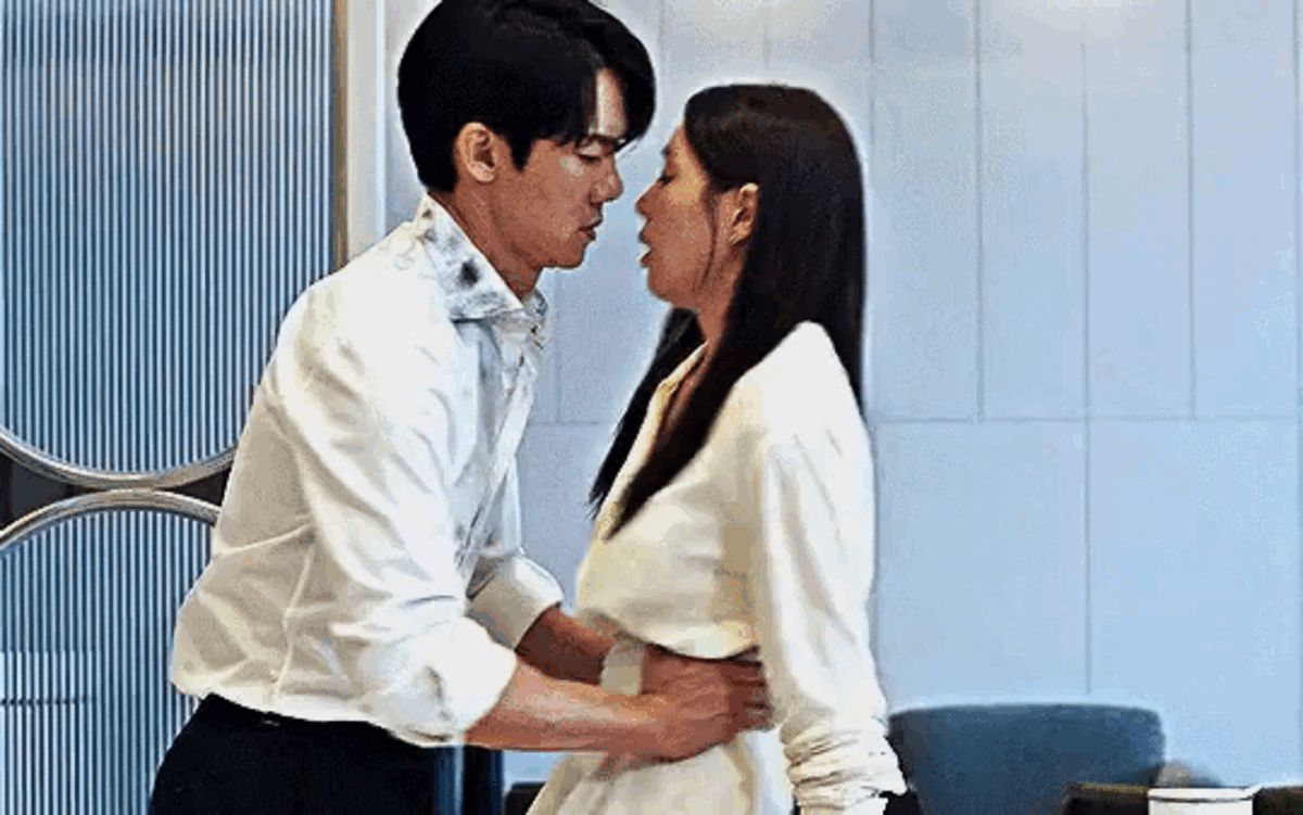 Bộ phim vừa chiếu đã đứng top 1 châu Á, nam chính là bá đạo tổng tài khiến chị em mê đắm Ảnh 2