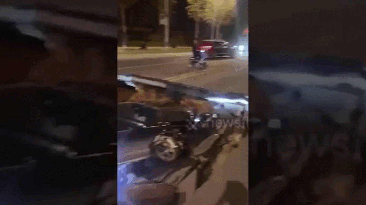 Hố tử thần khổng lồ xuất hiện ngay giữa cao tốc, 'nuốt chửng' chục xe ô tô Ảnh 2