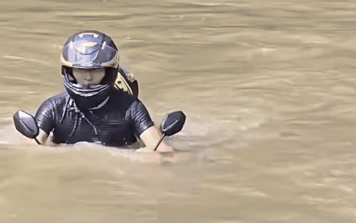 2 thanh niên chật vật lái xe dưới dòng nước sâu, cái kết khiến tất cả 'ngã ngửa' Ảnh 2