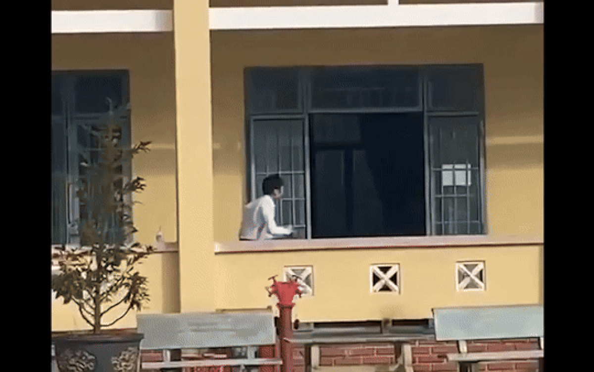 Khoảnh khắc thầy giáo chạy đứt cả dép thông báo tin vui gây sốt mạng xã hội Ảnh 2