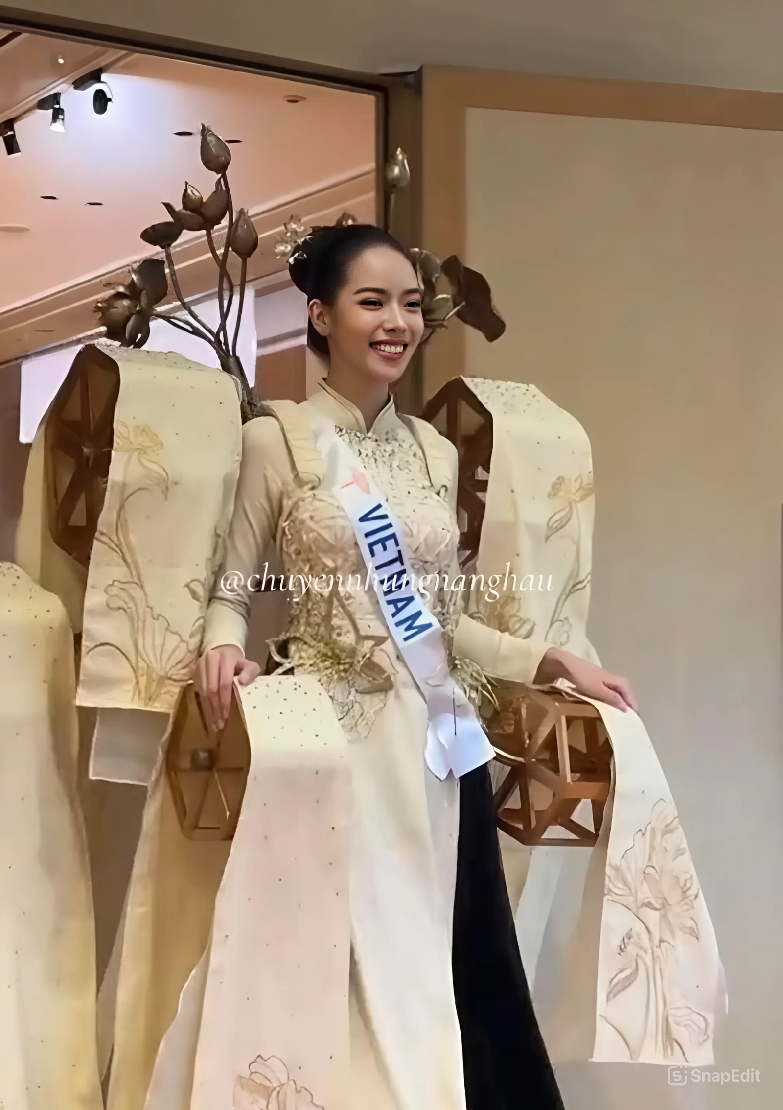 Hoa hậu Thanh Thủy ghi điểm khi thi trang phục dân tộc của Miss International