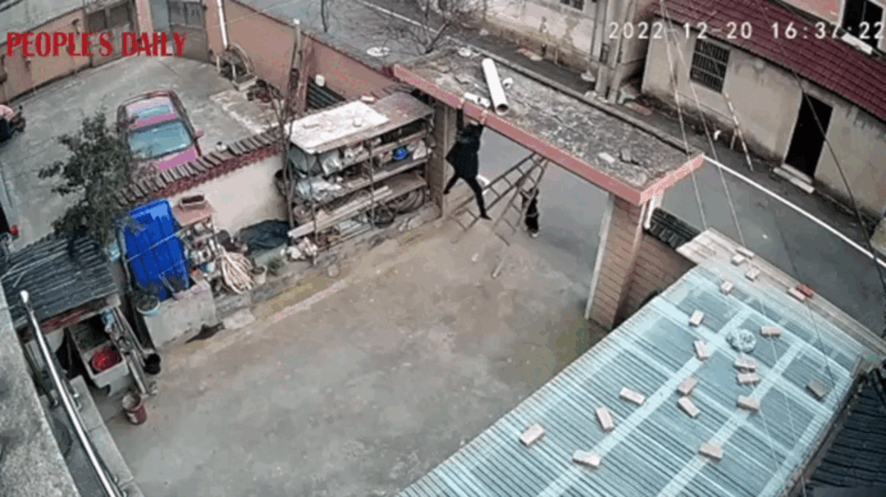 Thấy bà bị ngã thang, hành động bất ngờ của em bé khiến cả cõi mạng phát sốt Ảnh 2