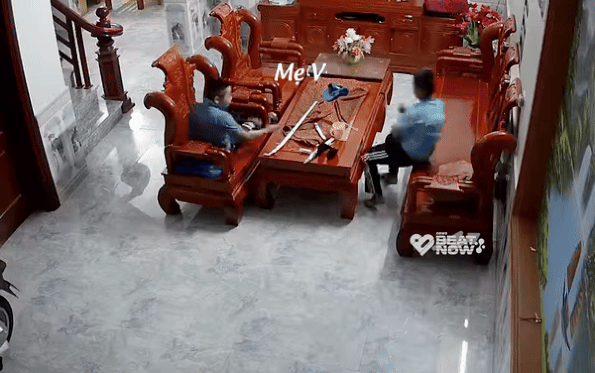 Mẹ về đến cổng, 2 anh em có hành động 'lươn lẹo' nhưng lại bị camera bóc mẽ Ảnh 2