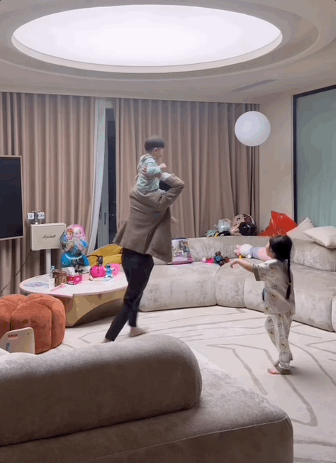 Khoảnh khắc Cường Đô La chơi đùa vui vẻ bên cạnh nhóc tỳ là Suchin và Sutin. (Ảnh: Chụp màn hình FBNV)